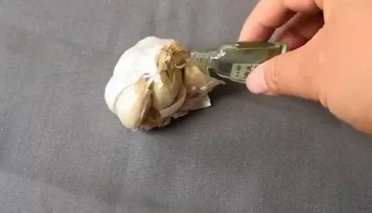 风油精滴在大蒜上，解决了家家户户晚上最大的难题，后悔才知道