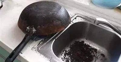 炒菜锅用久了，底下黑垢顽固只需一杯“饮料”，旧锅立马变新锅