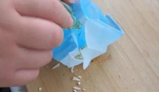 风油精滴在大蒜上，解决了家家户户晚上最大的难题，后悔才知道