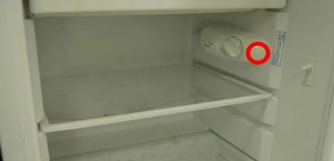 冰箱里面的开关有什么作用？听老电工的话才知道我家一直做错