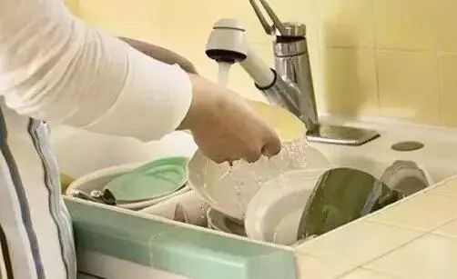 用洗洁精洗碗不好，学保洁阿姨这样做，去污快又不伤手
