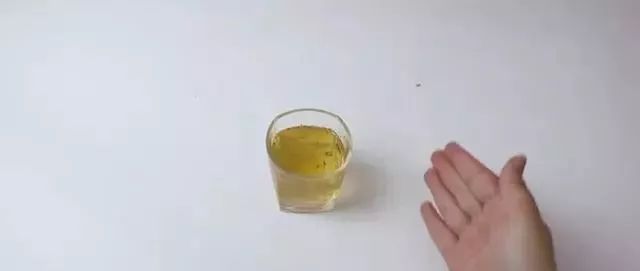 纱窗脏了不用拆洗，教你用一根香烟处理，立马洁净如新
